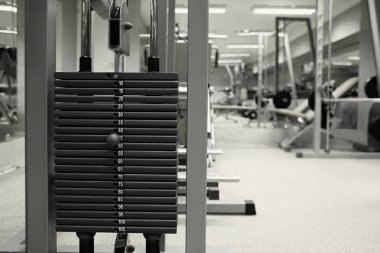 Spor salonunda egzersiz donanımları