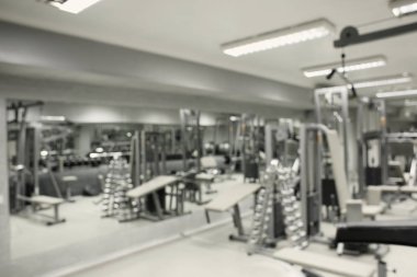 Spor salonu iç ekipmanlı, bulanık