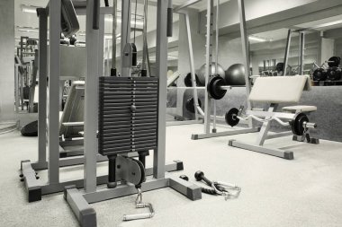 Ekipmanlı bir spor salonu.