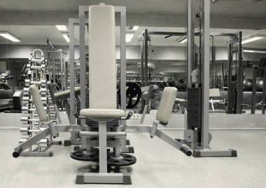 Ekipmanlı bir spor salonu.