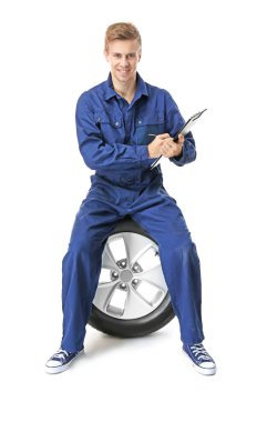 Üniformalı genç makinist