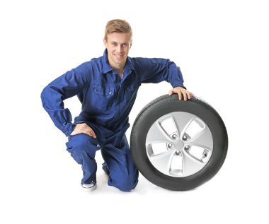 Üniformalı genç makinist