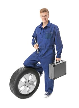 Üniformalı genç makinist