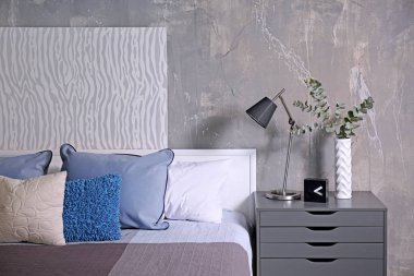 Modern yatak odasının içi  