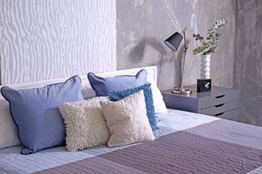 Modern yatak odasının içi  