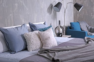 Modern yatak odasının içi  