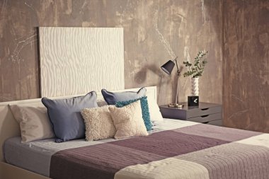 Modern yatak odasının içi  