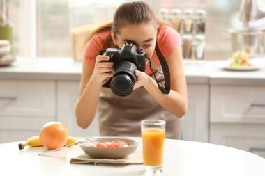 Kadın gıda fotoğrafçılığı