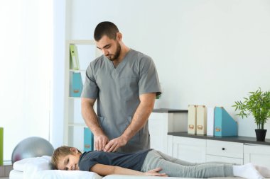 Klinikte hastayla çalışan fizyoterapist