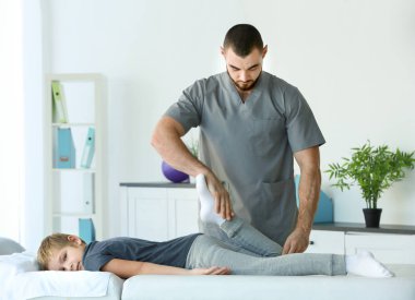 Klinikte hastayla çalışan fizyoterapist