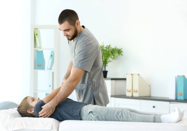 Klinikte hastayla çalışan fizyoterapist