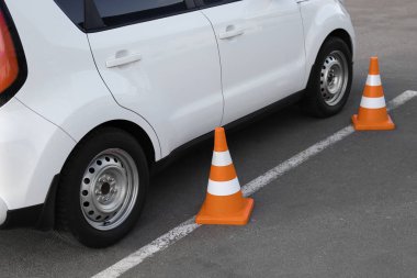 Okul açık havada sürüş Modern araç ve Emanet koniler