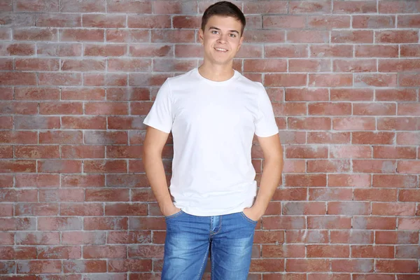 Hombre joven en camiseta en blanco — Foto de Stock