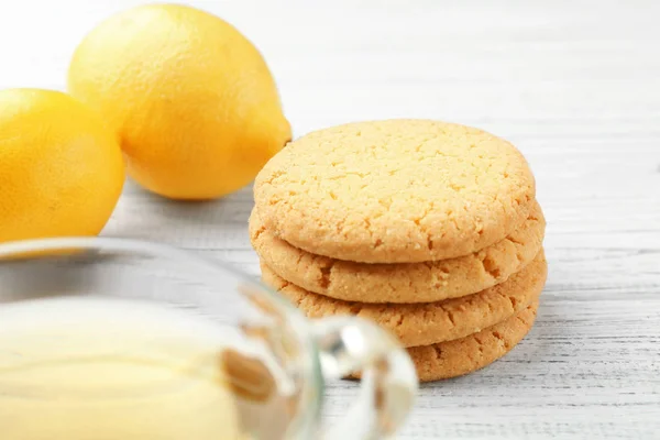 Deliciosas galletas con té y limones — Foto de Stock