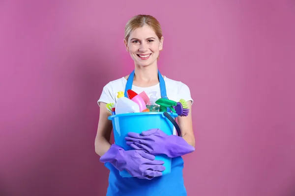 Bella donna con prodotti per la pulizia — Foto Stock