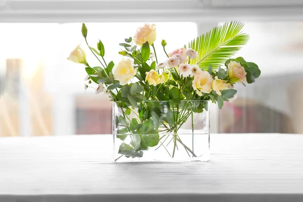 Blumenschmuck auf dem Tisch — Stockfoto