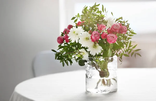 Flower arrangement on table — Stock Photo, Image