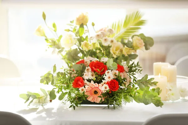 Расположение цветов на столе — стоковое фото
