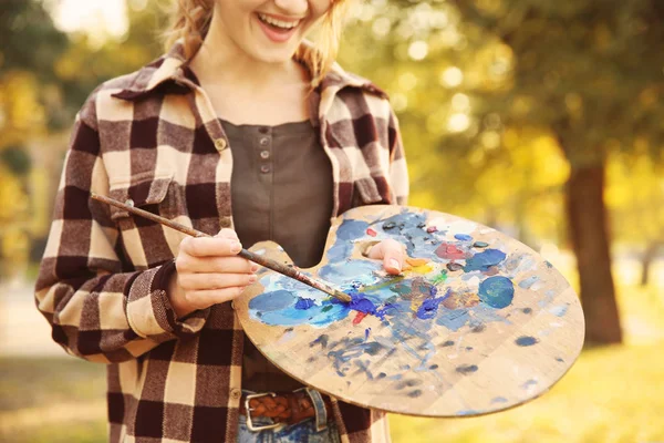 Vista Perto Artista Feminina Com Paleta Escova Livre — Fotografia de Stock