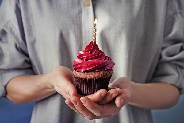 Nő a gazdaság finom cupcake — Stock Fotó