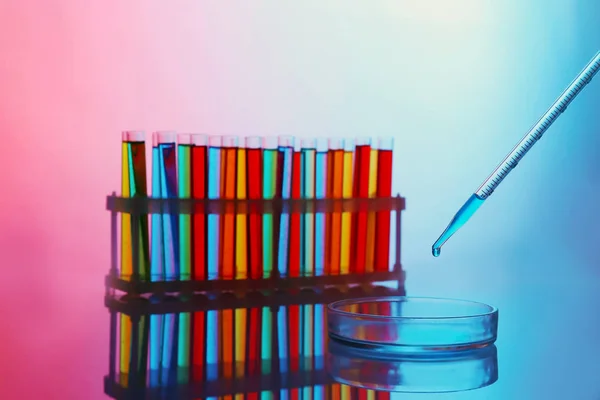 Chemische test-buizen met geneeskunde druppelaar — Stockfoto