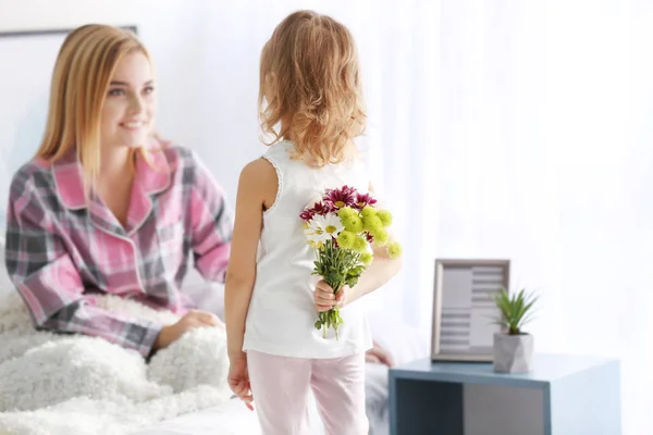 Lilla Flickan Gömmer Bukett Blommor För Hennes Mor Bakom Rygg — Stockfoto
