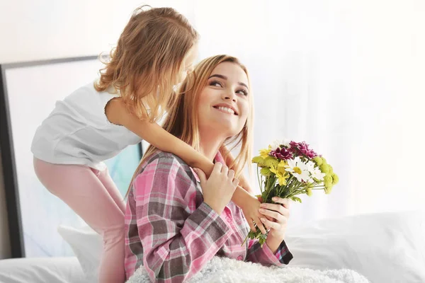 Kleines Mädchen Das Seiner Mutter Einen Strauß Schöner Blumen Schenkt — Stockfoto