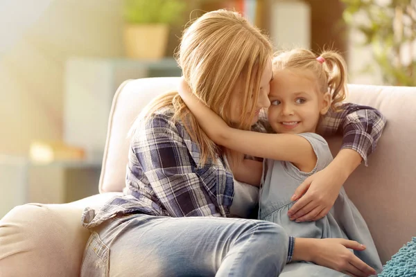 Vacker Ung Kvinna Och Hennes Dotter Som Sitter Soffan Hemma — Stockfoto