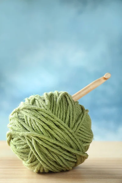 Green ball of knitting yarn — Stock Photo, Image