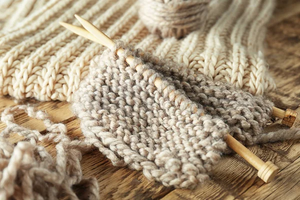 Fios e agulhas para tricotar — Fotografia de Stock