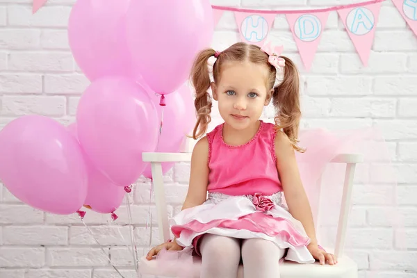 Pequena Menina Bonito Com Decoração Festa Fundo Parede Tijolo — Fotografia de Stock