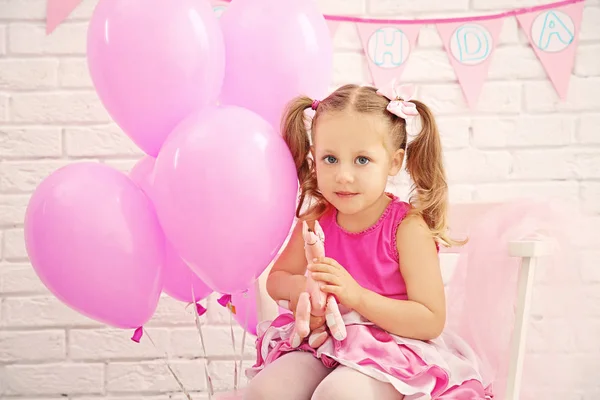 Μικρό Χαριτωμένο Κορίτσι Κόμμα Διακόσμηση Τούβλο Τοίχο Φόντο — Φωτογραφία Αρχείου