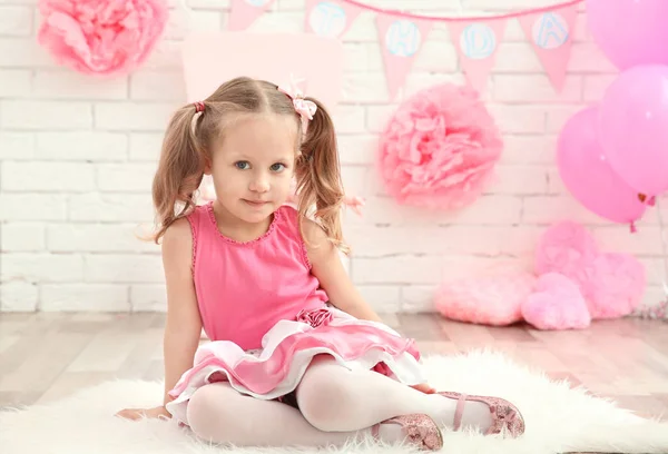 Pequena Menina Bonito Com Decoração Festa Fundo Parede Tijolo — Fotografia de Stock