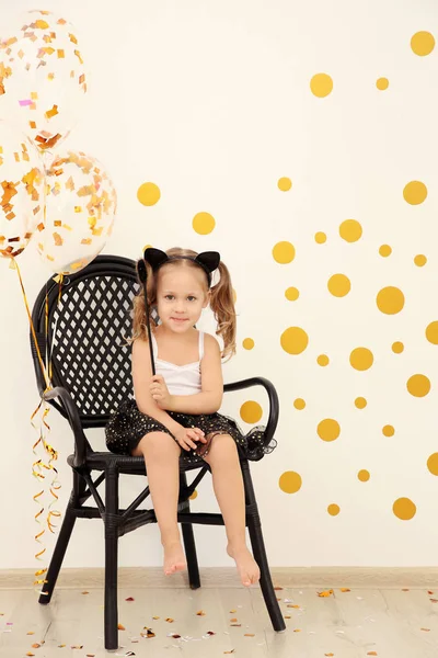 Маленька Мила Дівчинка Партійним Декором Фоні Світлих Стін — стокове фото
