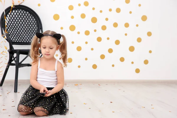 Niña Linda Con Decoración Fiesta Fondo Pared Luz — Foto de Stock