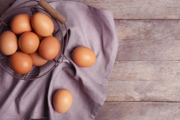 Huevos crudos en cesta —  Fotos de Stock