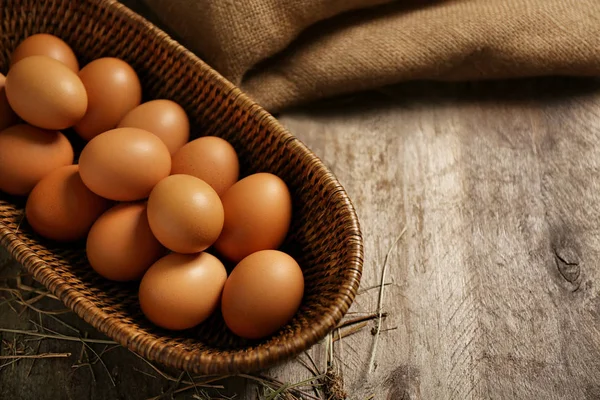 Råa ägg i korgen — Stockfoto