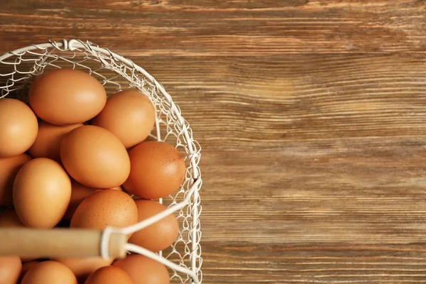 Huevos crudos en cesta —  Fotos de Stock