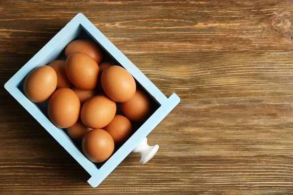 Huevos crudos en cajón — Foto de Stock