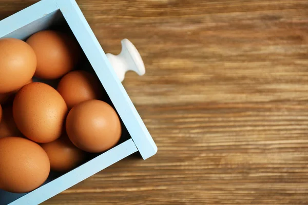 Surowe jaja w szufladzie — Zdjęcie stockowe