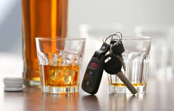 Glasses with alcohol and car keys — Stock Photo, Image