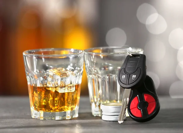 Bicchieri con alcool e chiavi della macchina — Foto Stock