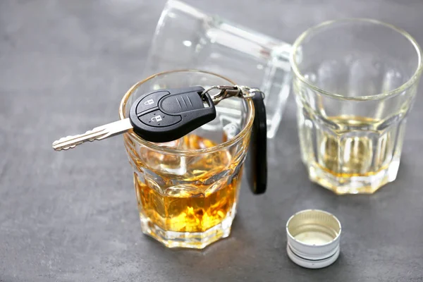 眼镜与酒精和汽车钥匙 — 图库照片