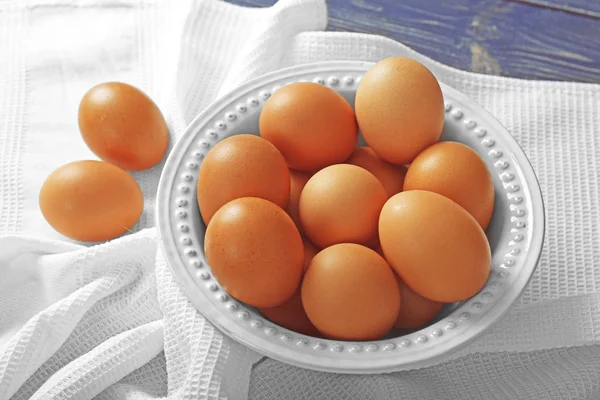 Assiette avec œufs crus — Photo