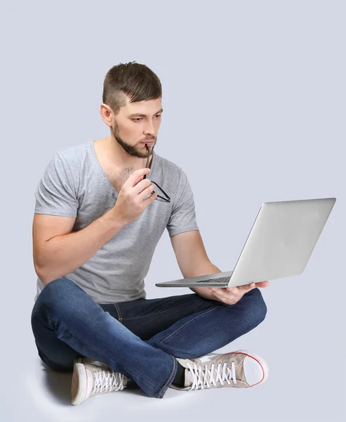 Schöner junger Programmierer — Stockfoto