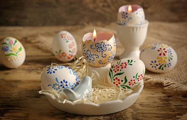 Verzierte Eier und Kerzen — Stockfoto