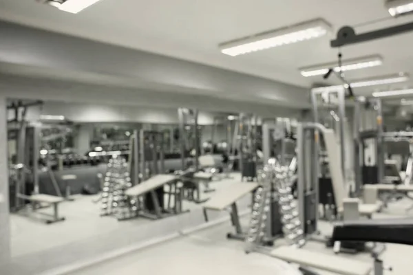 Εσωτερικό γυμναστήριο με εξοπλισμό, θολή — Φωτογραφία Αρχείου