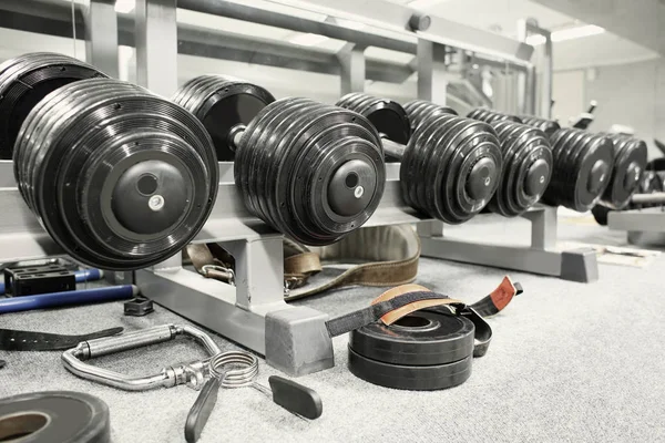 Spor salonunda egzersiz donanımları — Stok fotoğraf