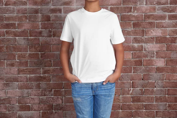 Niño afroamericano en camiseta en blanco — Foto de Stock
