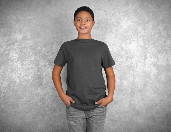 African American boy i tomma t-shirt — Stockfoto